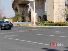 车辆颠末时钢板发出乐音居平易近正在